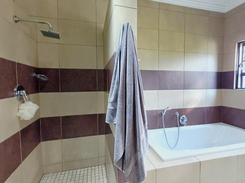 5 Bedroom Property for Sale in Lakefield Gauteng