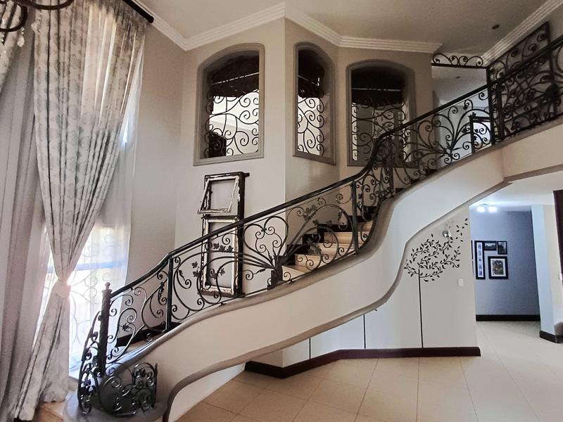 5 Bedroom Property for Sale in Lakefield Gauteng