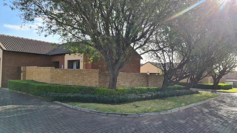 2 Bedroom Property for Sale in Noordwyk Gauteng