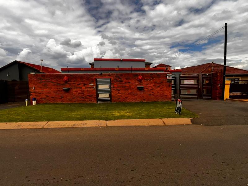 4 Bedroom Property for Sale in Zakariyya Park Gauteng