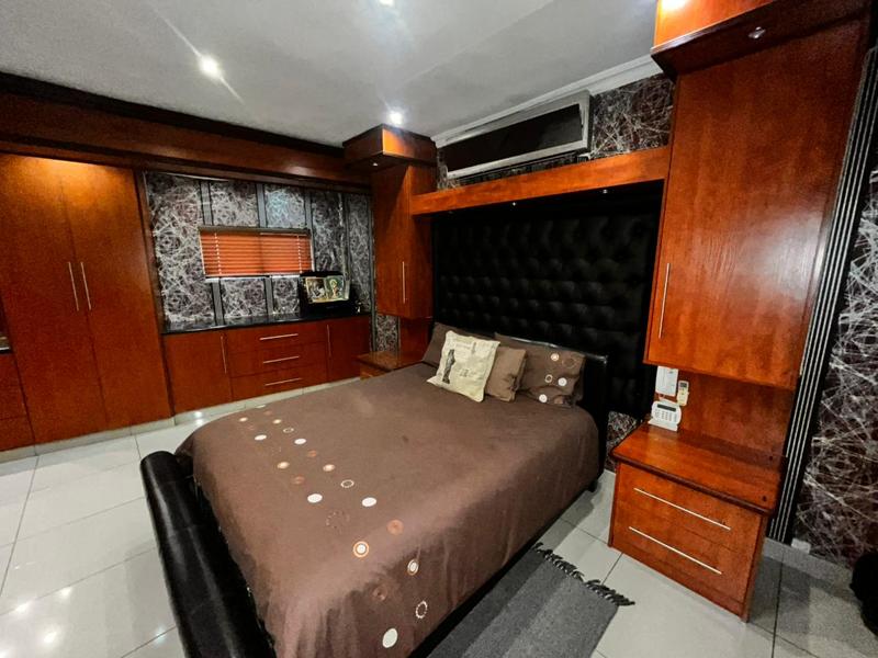 4 Bedroom Property for Sale in Zakariyya Park Gauteng