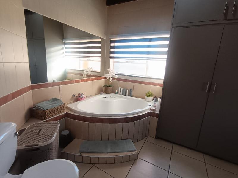 To Let 3 Bedroom Property for Rent in Petersfield Gauteng