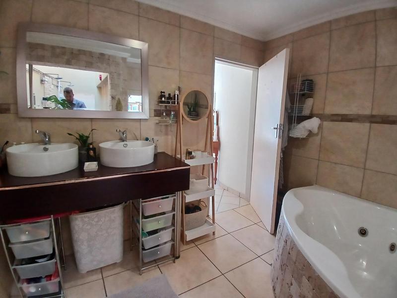 4 Bedroom Property for Sale in Bassonia Gauteng