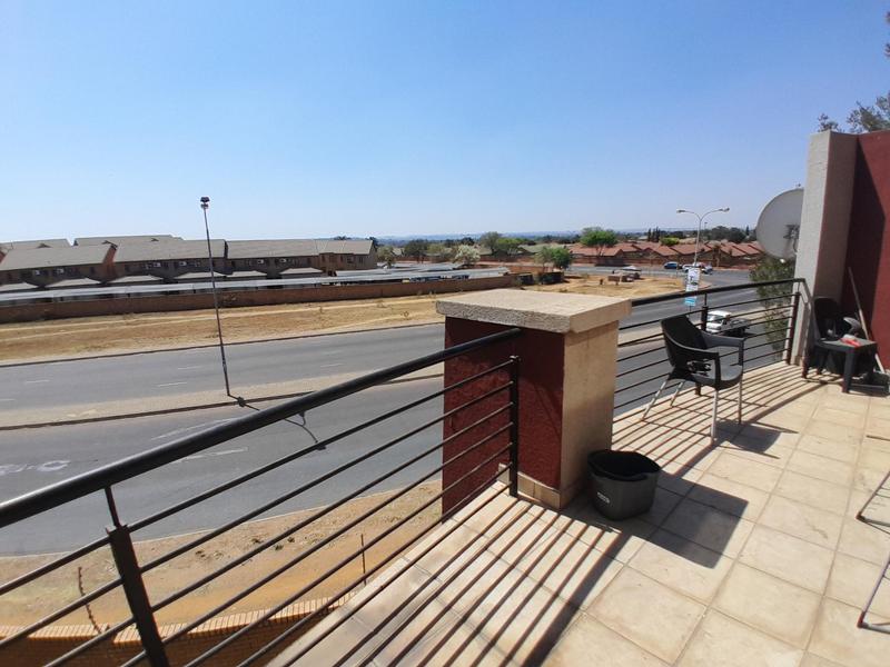 1 Bedroom Property for Sale in Rooihuiskraal North Gauteng