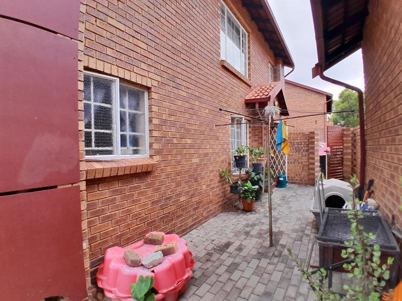 2 Bedroom Property for Sale in The Reeds Gauteng