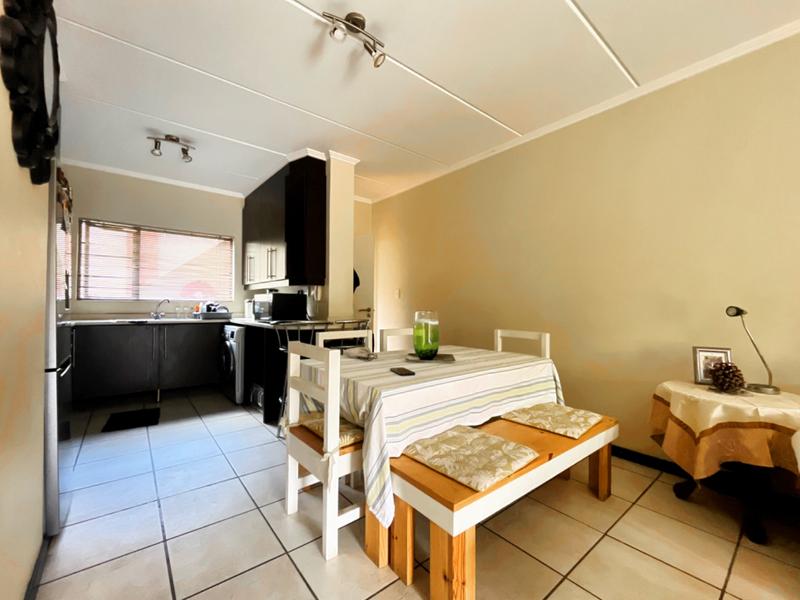 To Let 2 Bedroom Property for Rent in Douglasdale Gauteng