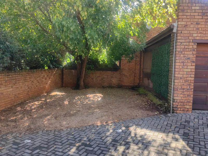 To Let 4 Bedroom Property for Rent in Faerie Glen Gauteng