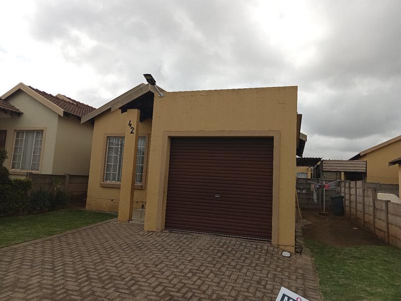 2 Bedroom Property for Sale in Mohlakeng Gauteng