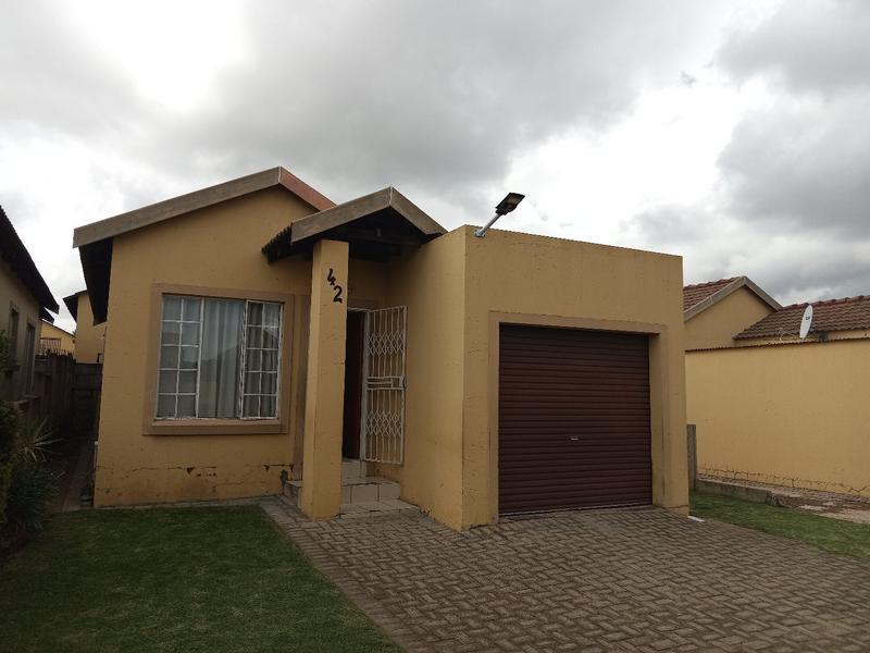 2 Bedroom Property for Sale in Mohlakeng Gauteng