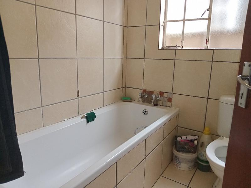 2 Bedroom Property for Sale in Mohlakeng Gauteng