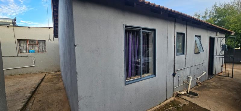 5 Bedroom Property for Sale in Lotus Gardens Gauteng