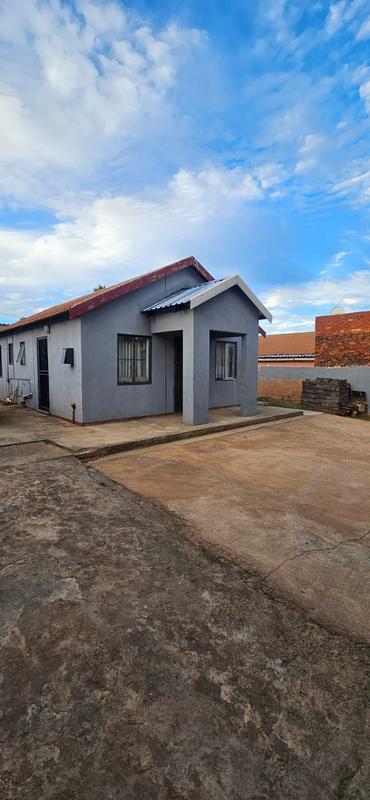 5 Bedroom Property for Sale in Lotus Gardens Gauteng