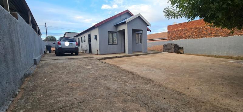 5 Bedroom Property for Sale in Lotus Gardens Gauteng