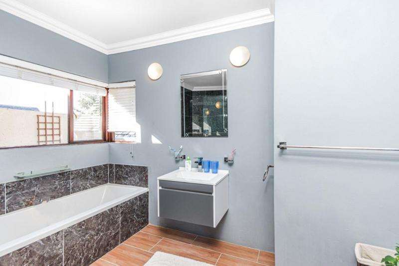 To Let 4 Bedroom Property for Rent in Dainfern Golf Estate Gauteng