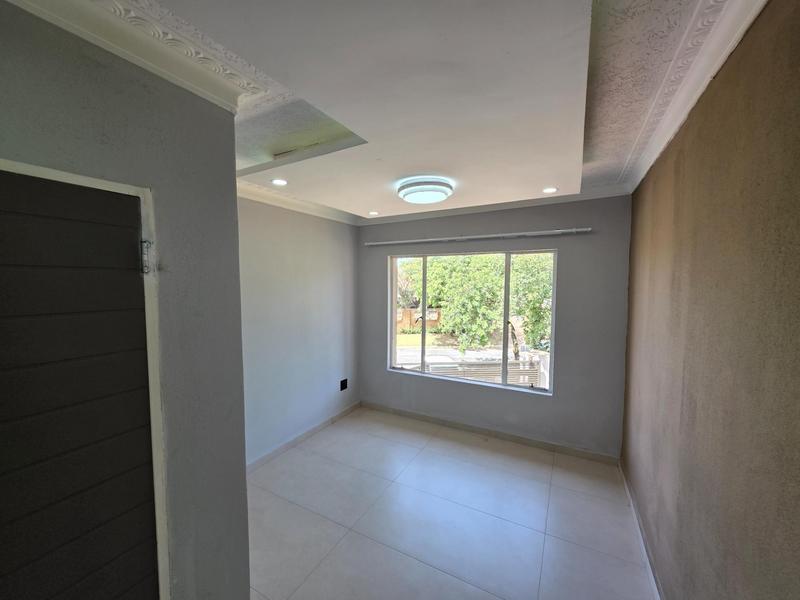 6 Bedroom Property for Sale in Glen Marais Gauteng