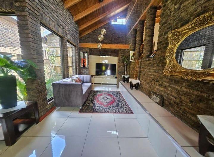5 Bedroom Property for Sale in Mondeor Gauteng