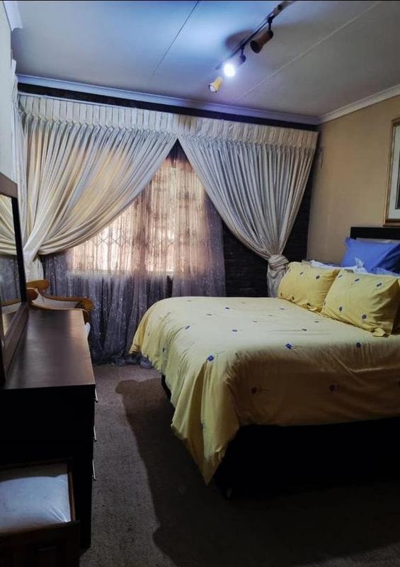 5 Bedroom Property for Sale in Mondeor Gauteng