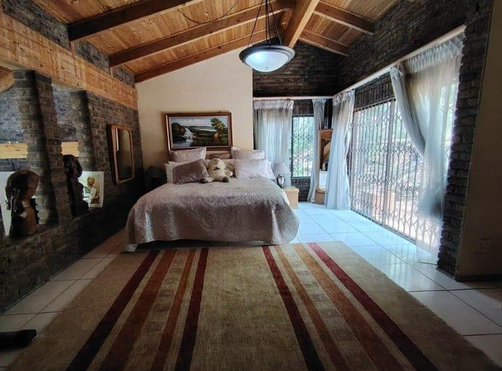 5 Bedroom Property for Sale in Mondeor Gauteng