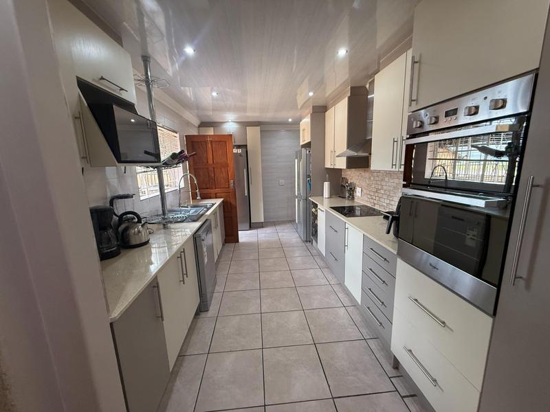 6 Bedroom Property for Sale in The Reeds Gauteng