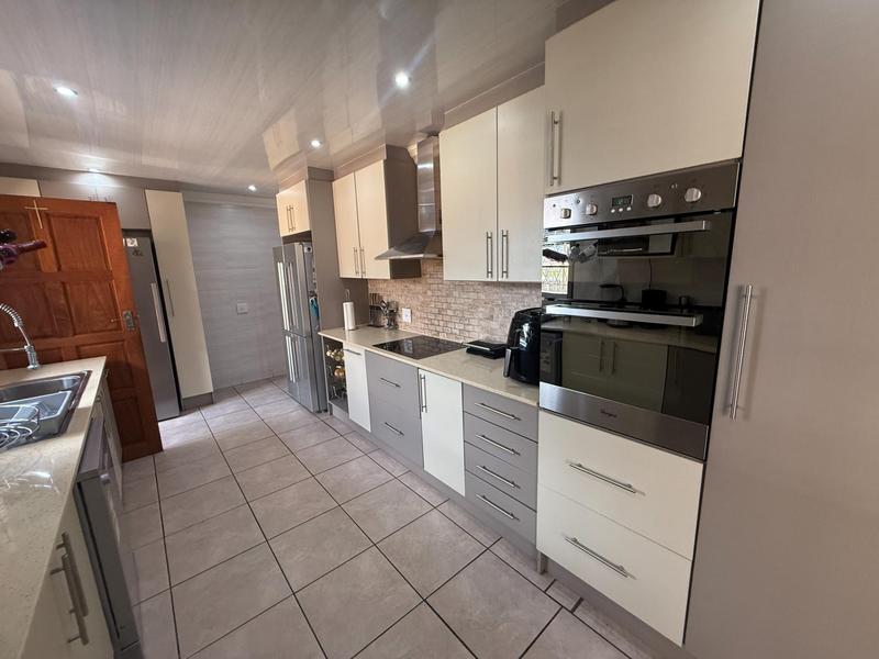 6 Bedroom Property for Sale in The Reeds Gauteng