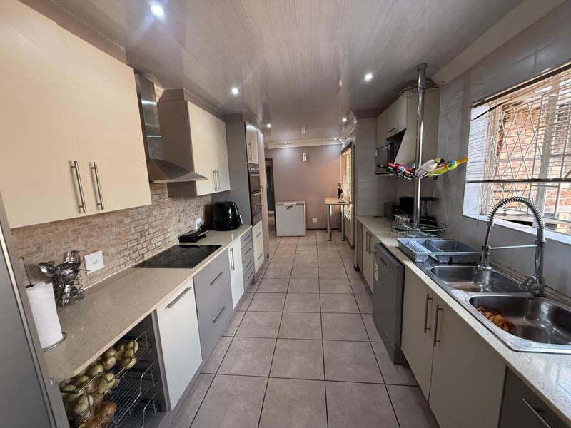 6 Bedroom Property for Sale in The Reeds Gauteng