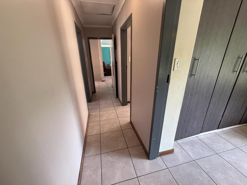 6 Bedroom Property for Sale in The Reeds Gauteng