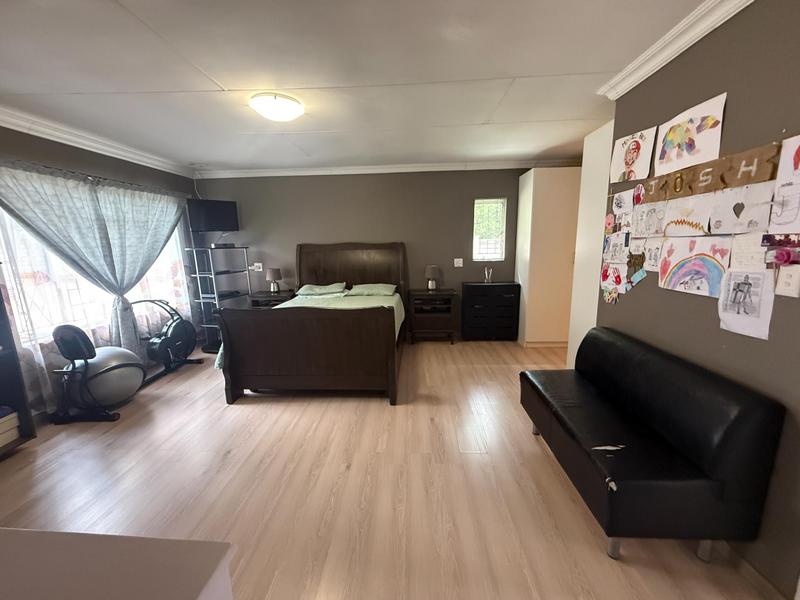 6 Bedroom Property for Sale in The Reeds Gauteng