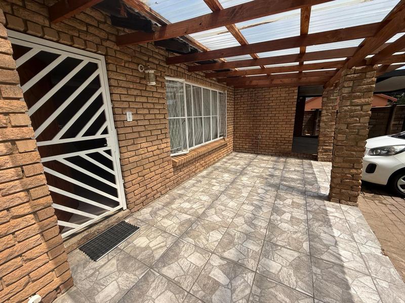 6 Bedroom Property for Sale in The Reeds Gauteng