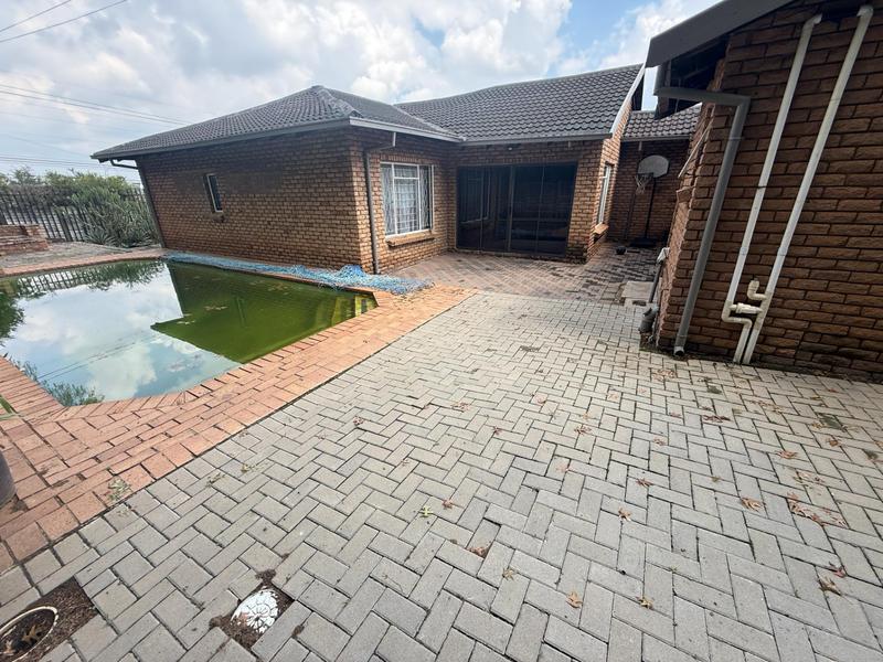 6 Bedroom Property for Sale in The Reeds Gauteng