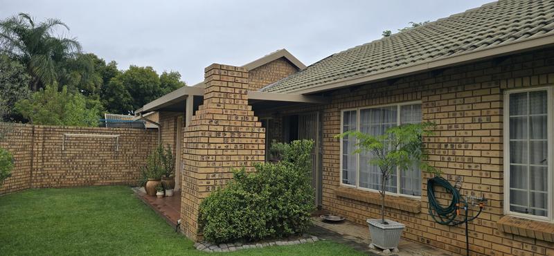 To Let 2 Bedroom Property for Rent in Die Wilgers Gauteng
