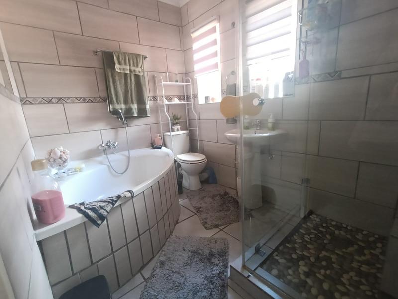 4 Bedroom Property for Sale in Strubenvale Gauteng