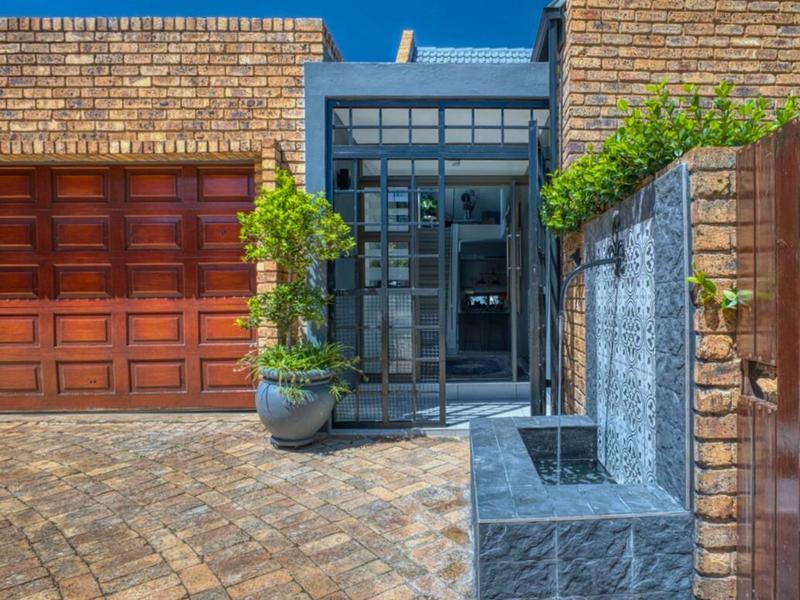 4 Bedroom Property for Sale in Faerie Glen Gauteng