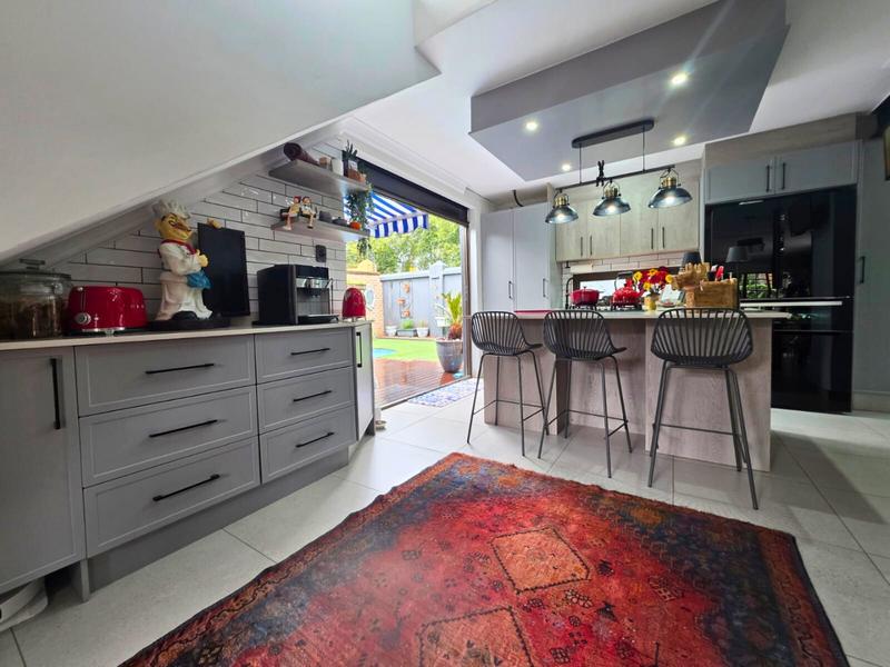 4 Bedroom Property for Sale in Faerie Glen Gauteng