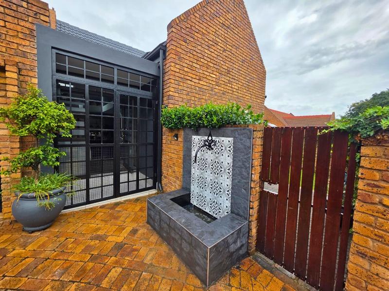 4 Bedroom Property for Sale in Faerie Glen Gauteng