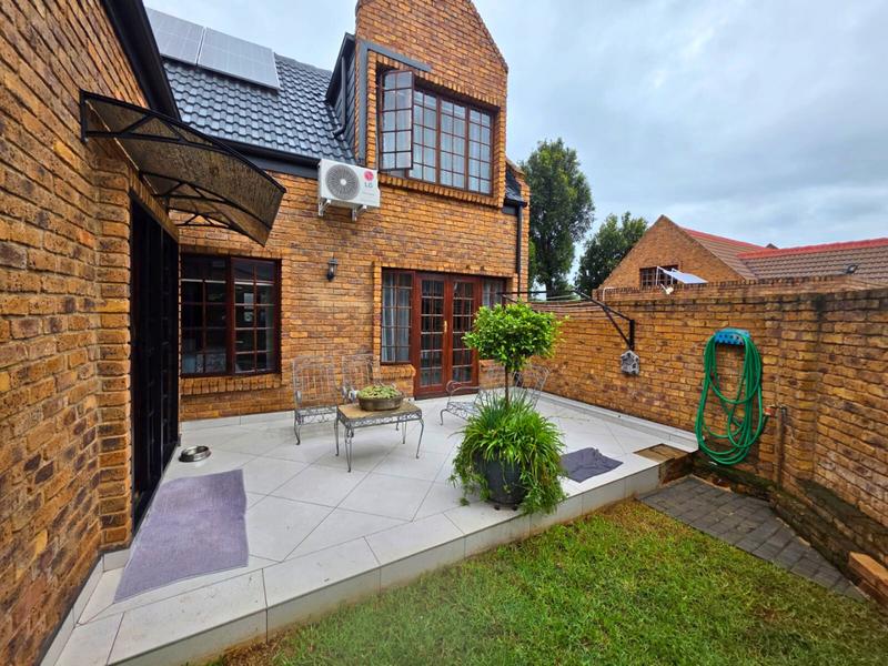 4 Bedroom Property for Sale in Faerie Glen Gauteng