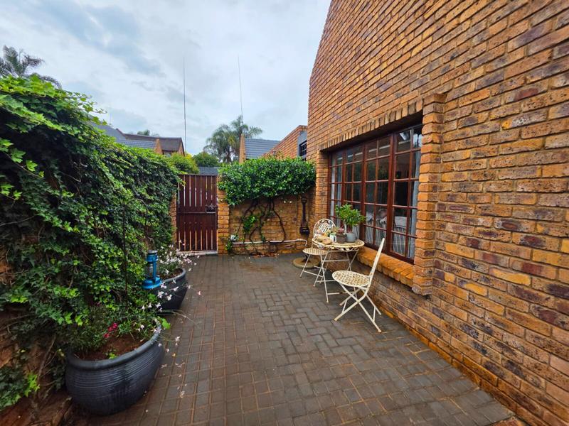 4 Bedroom Property for Sale in Faerie Glen Gauteng
