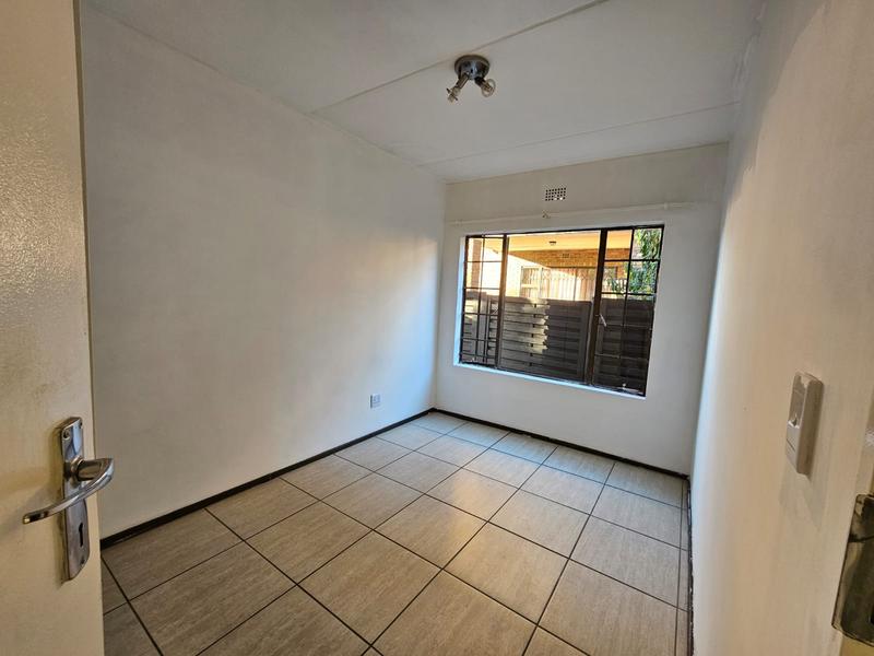 To Let 2 Bedroom Property for Rent in Sonneveld Gauteng