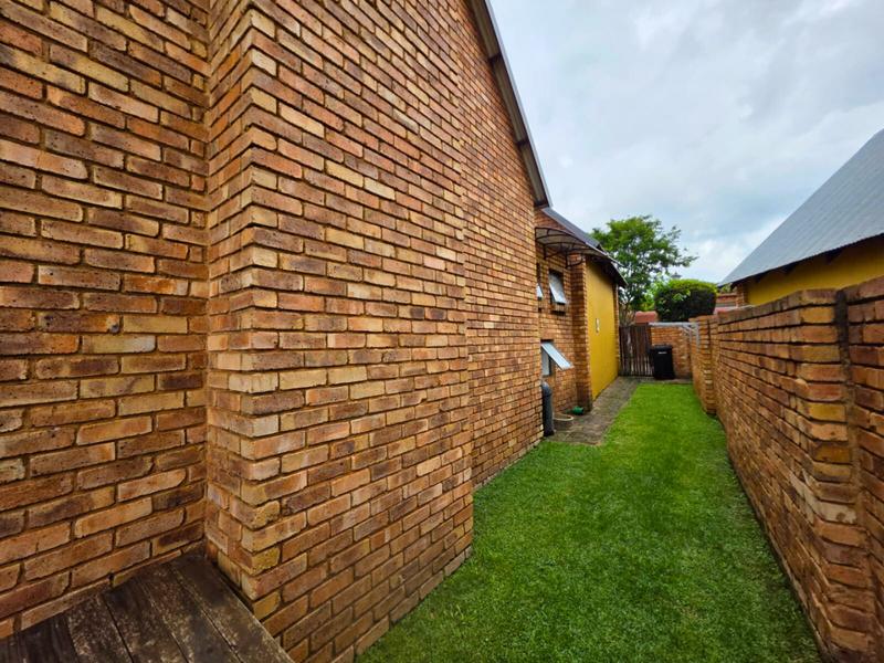 2 Bedroom Property for Sale in Glen Marais Gauteng