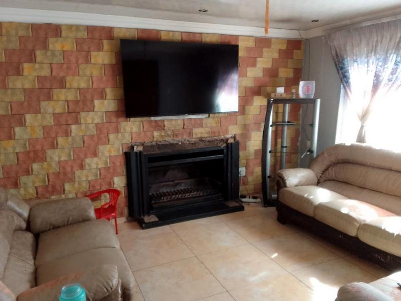 4 Bedroom Property for Sale in Meadowlands Gauteng