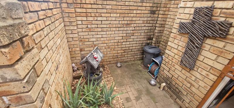 2 Bedroom Property for Sale in Heuwelsig Estate Gauteng