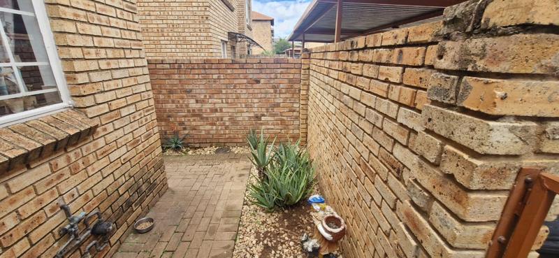 2 Bedroom Property for Sale in Heuwelsig Estate Gauteng