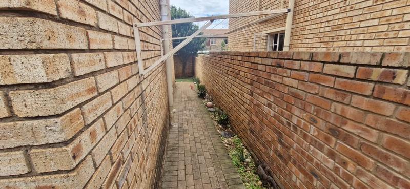 2 Bedroom Property for Sale in Heuwelsig Estate Gauteng