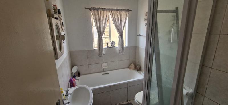 2 Bedroom Property for Sale in Heuwelsig Estate Gauteng