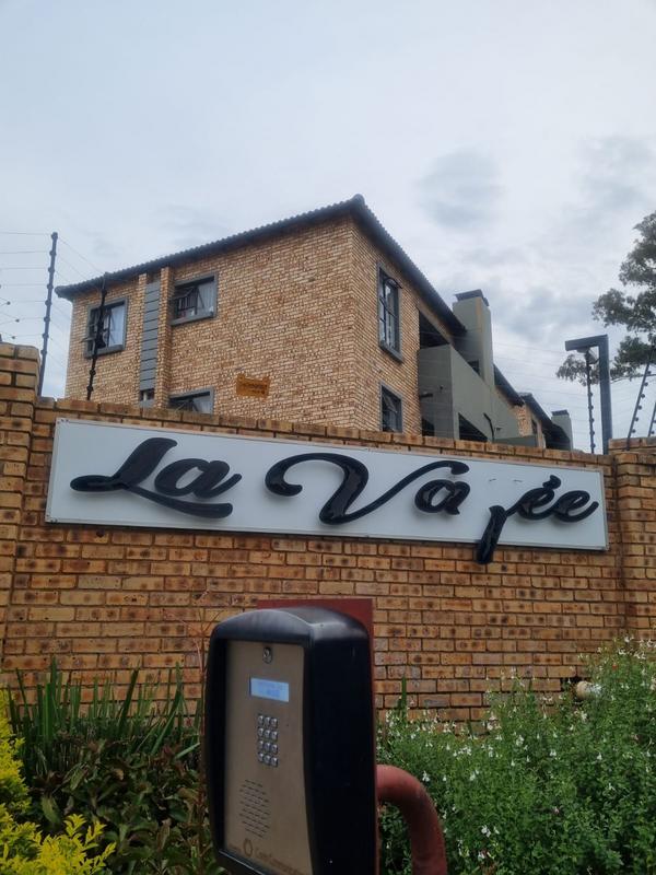 2 Bedroom Property for Sale in Helderkruin Gauteng
