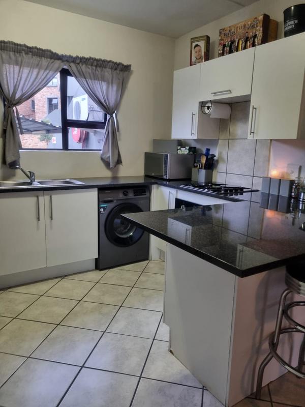 2 Bedroom Property for Sale in Helderkruin Gauteng