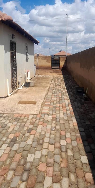 2 Bedroom Property for Sale in Lufhereng Gauteng