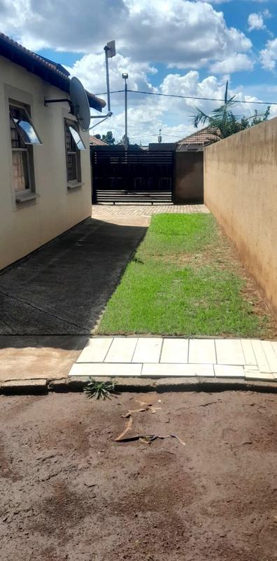 2 Bedroom Property for Sale in Lufhereng Gauteng