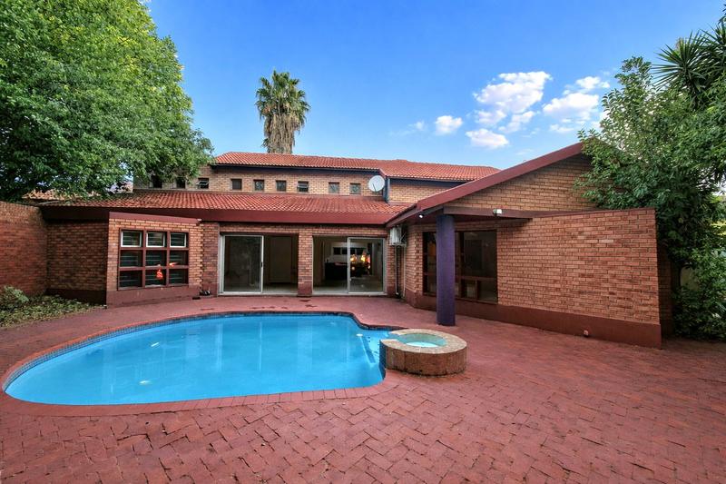 5 Bedroom Property for Sale in Faerie Glen Gauteng