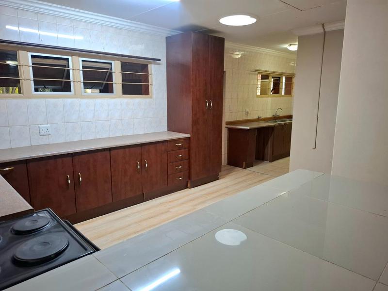 5 Bedroom Property for Sale in Faerie Glen Gauteng