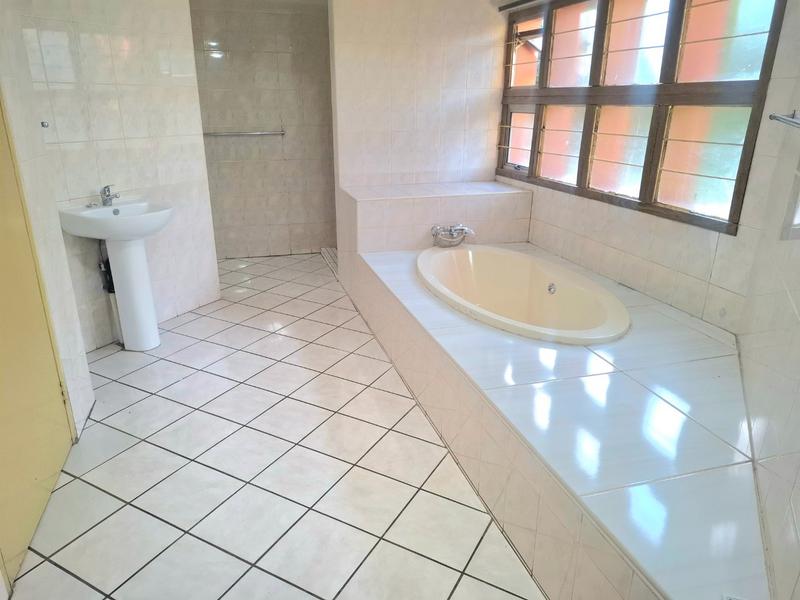 5 Bedroom Property for Sale in Faerie Glen Gauteng